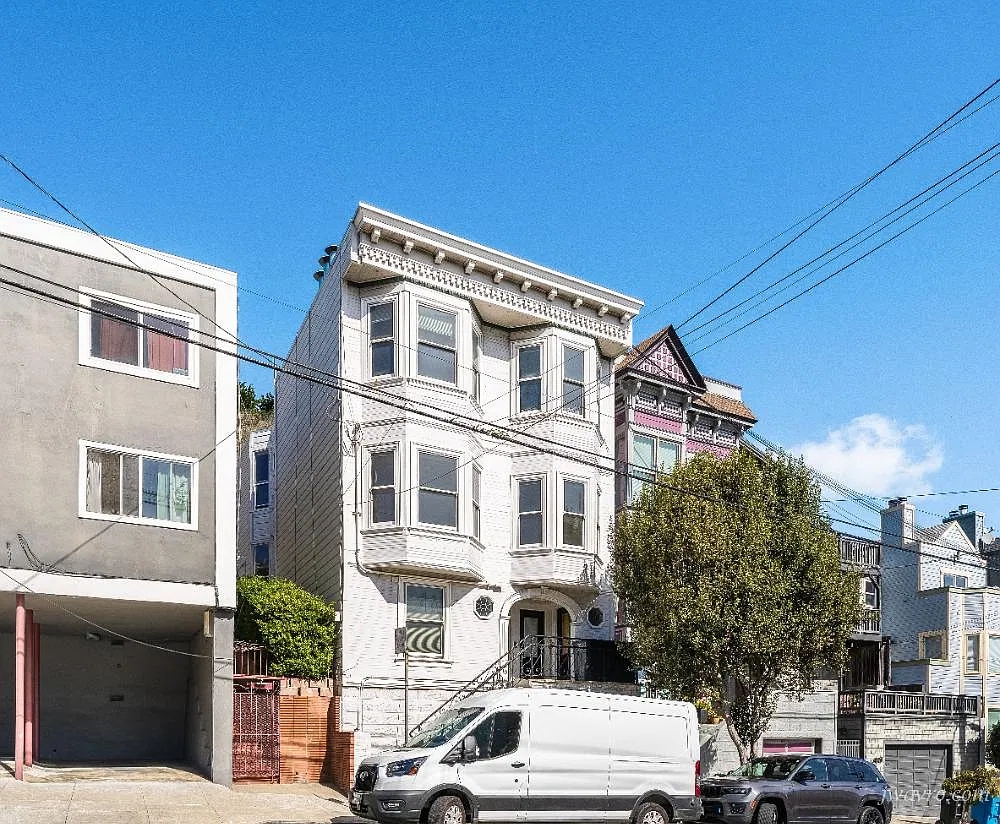Large 3+ Bedroom 2 Bath Flat — Photo 1