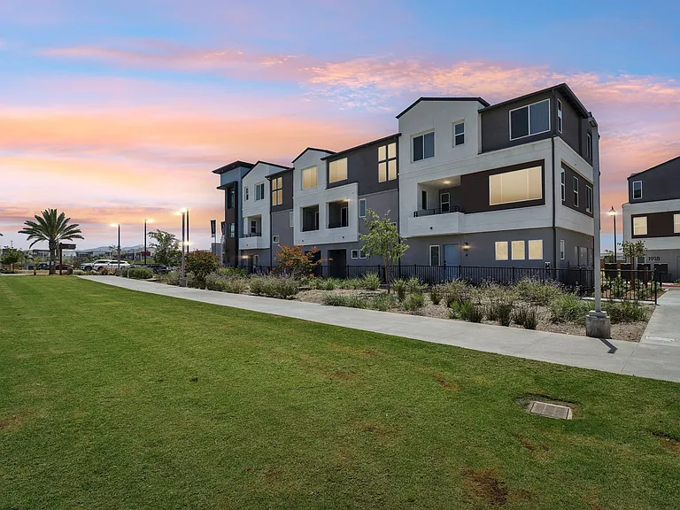 Axis at Millenia Townhomes — Photo 28