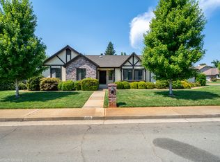 870 Sunriver Ln, Redding, CA 96001