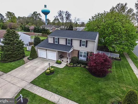 3rd image of 1301 Sweetbriar Ln