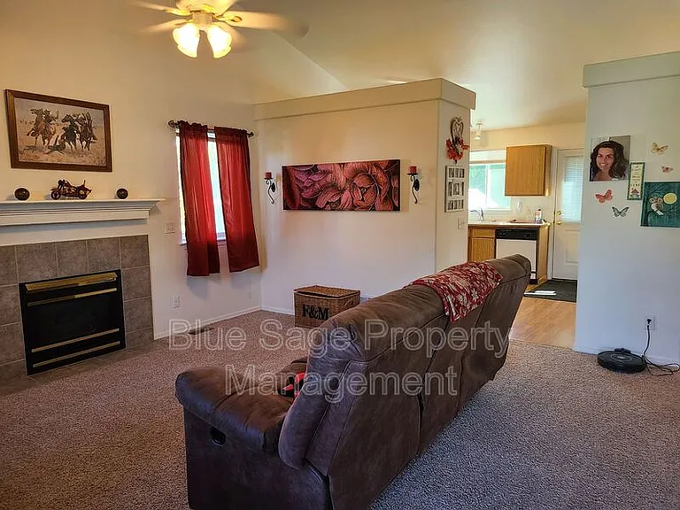 1712 W Durham Dr — Photo 4