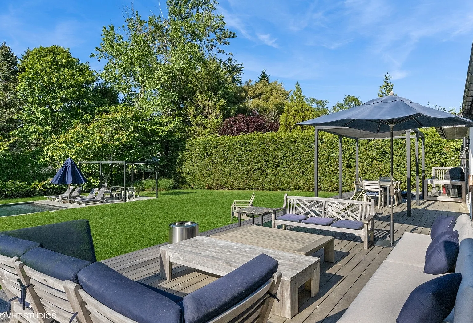 Summer Contemporary Getaway in Water Mill — Photo 4