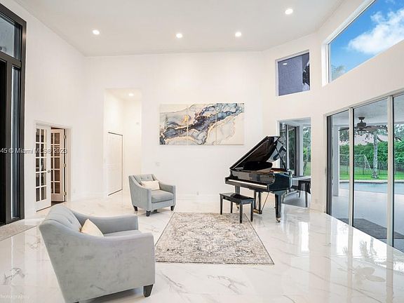 4th image of 410 Sabal Way