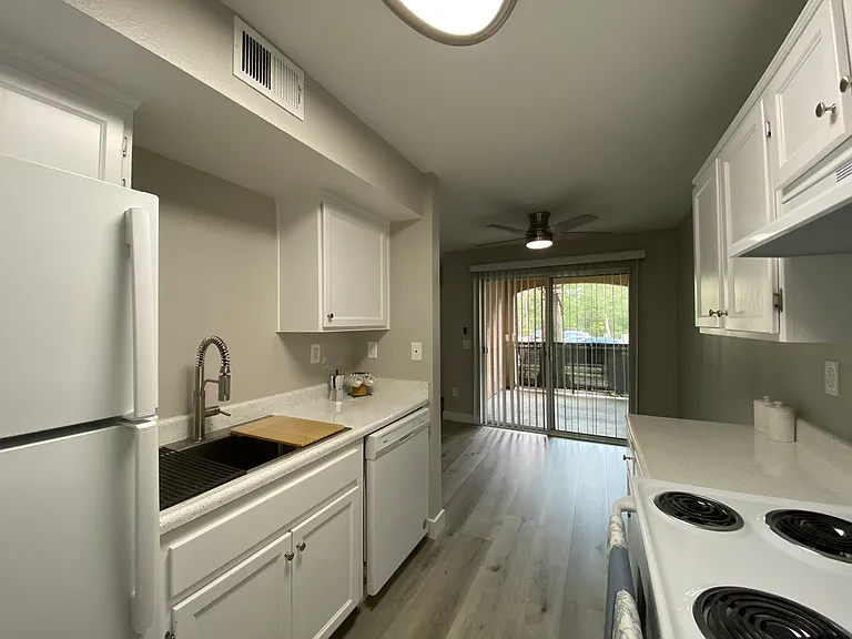 Sunny Creek Apartments — Photo 11