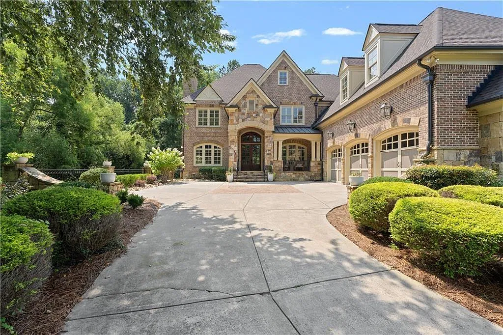6 bed, 5.5 bath, 8738 sqft, $7,900 — Photo 2