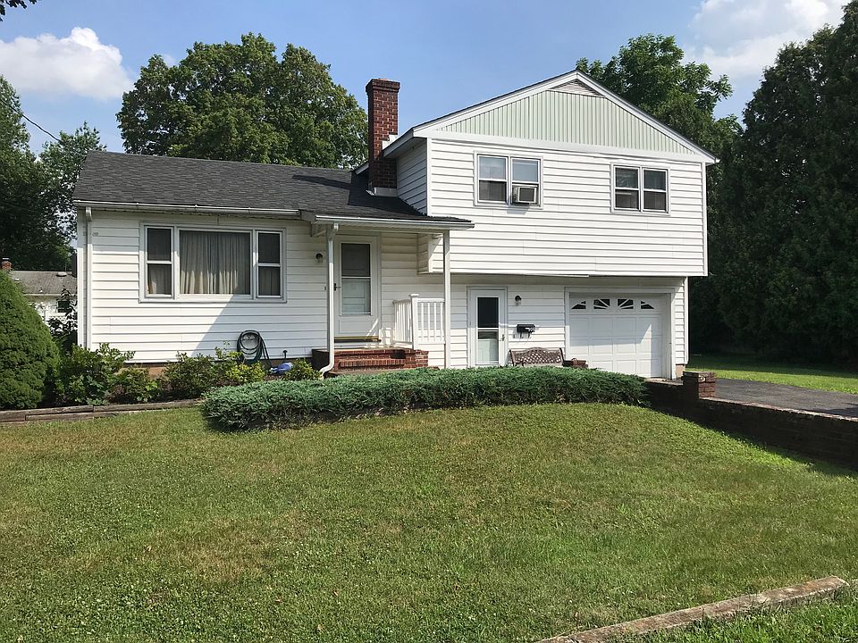 Front of house facing Avenue