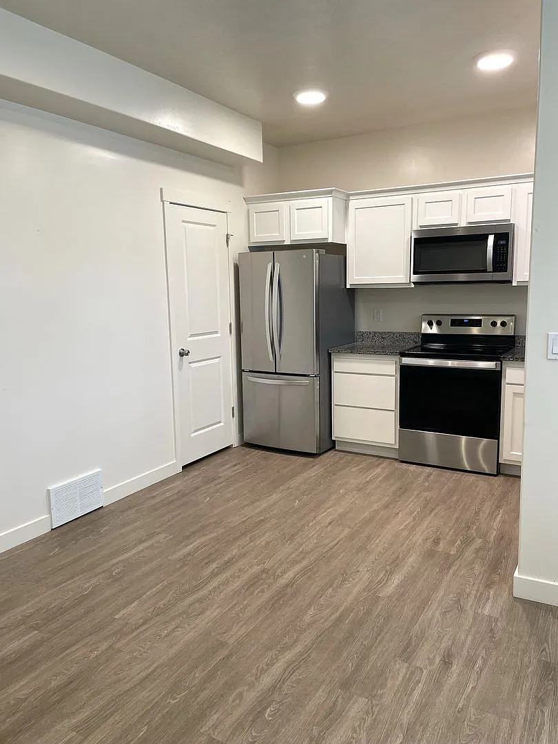 Modern 3-Bed Townhome with 2-Car Garage & Private Balcony in Clearfield | Up to 8 Weeks Rent Free! — Photo 3