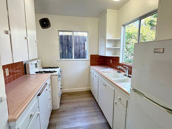 5th image of 122 W Arrellaga St #2