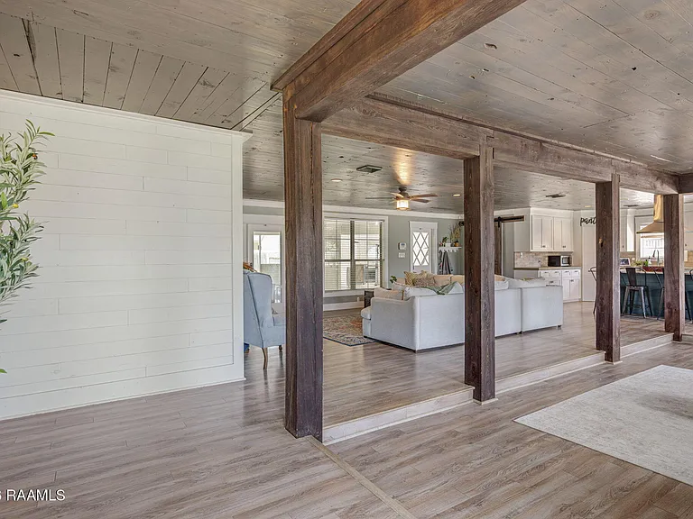 610 E Demanade Dr — Photo 6