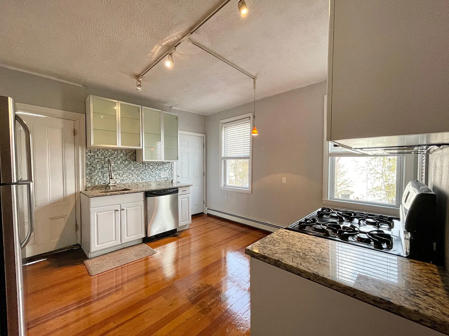 2 bed, 950 sqft, $2,050 — Photo 2