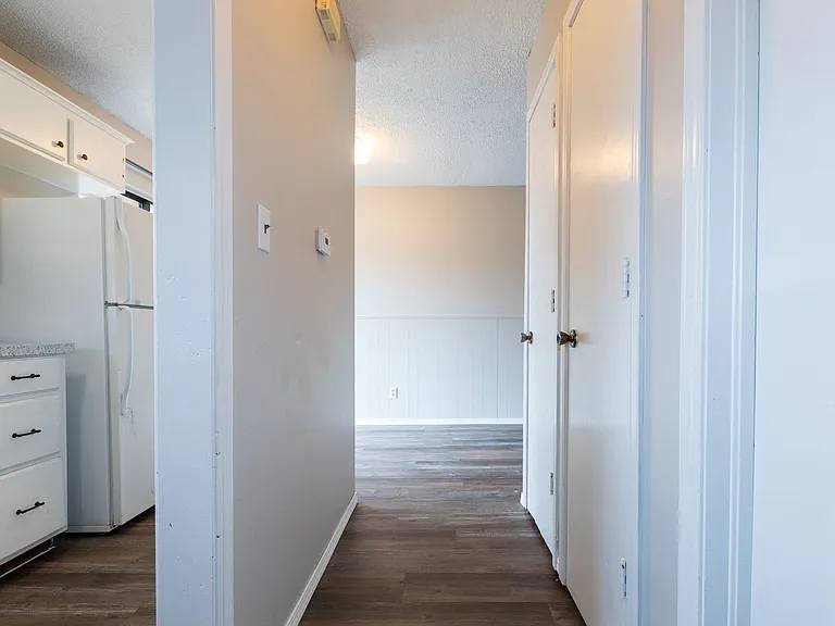 W Lillian St Fourplex — Photo 9