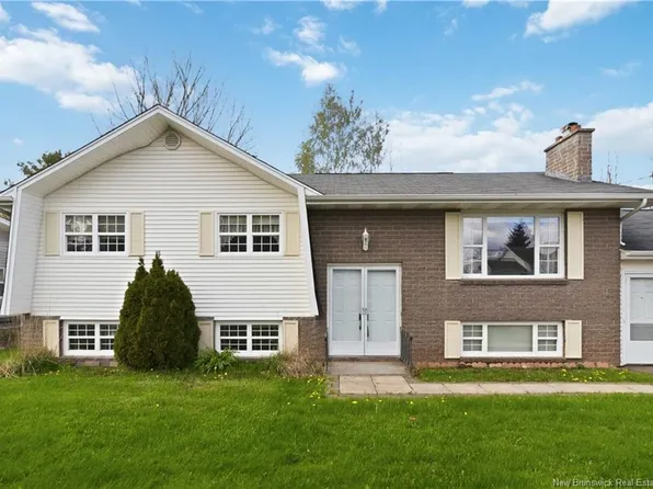 227 Chartersville Rd, Dieppe, NB E1A 1K3