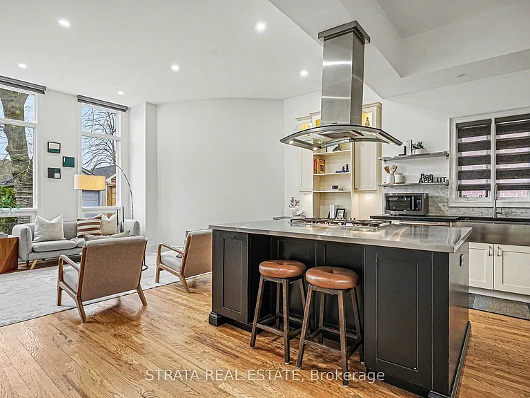 423 Manor Rd E — Photo 8