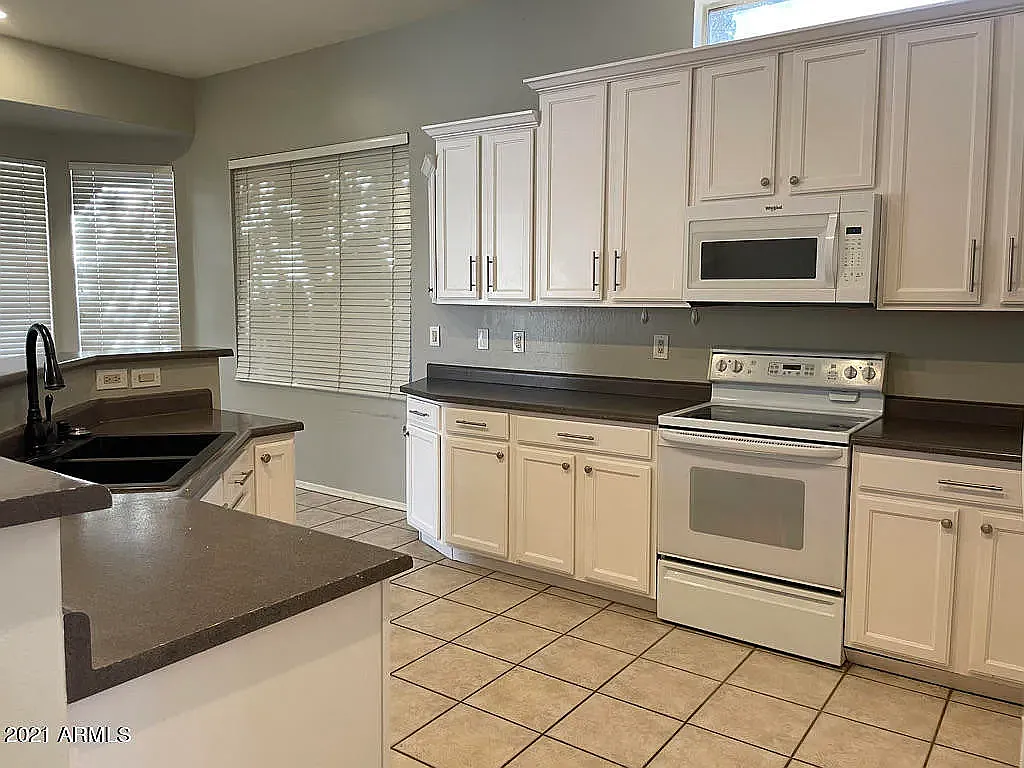 4 bed, 2047 sqft, $2,683 — Photo 4