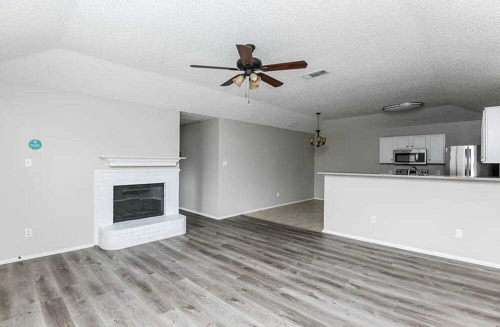 3 bed, 2.0 bath, 1277 sqft, $1,830 — Photo 3