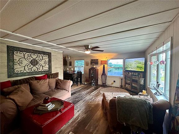 3rd image of 381 Red Oak Ln