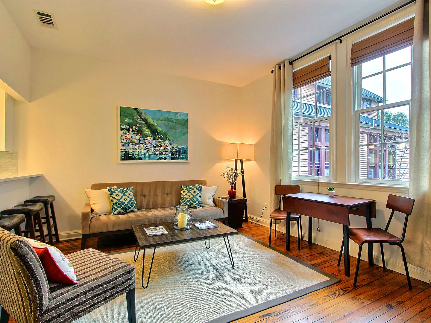 2 bed, 700 sqft, $3,200 — Photo 2