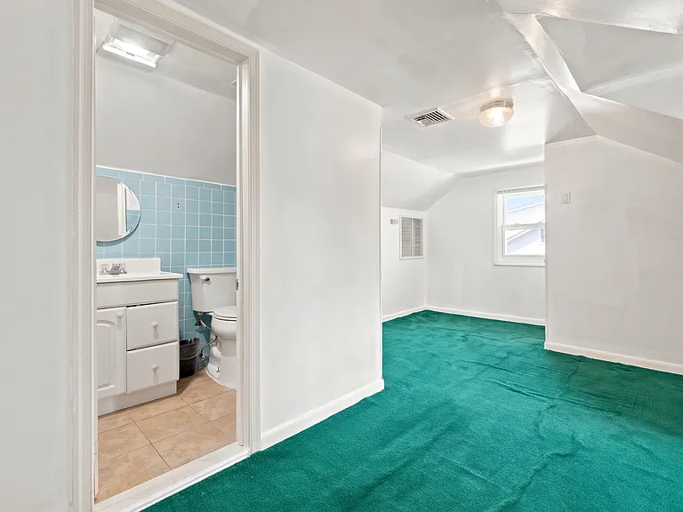 8-34 Henderson Blvd — Photo 13