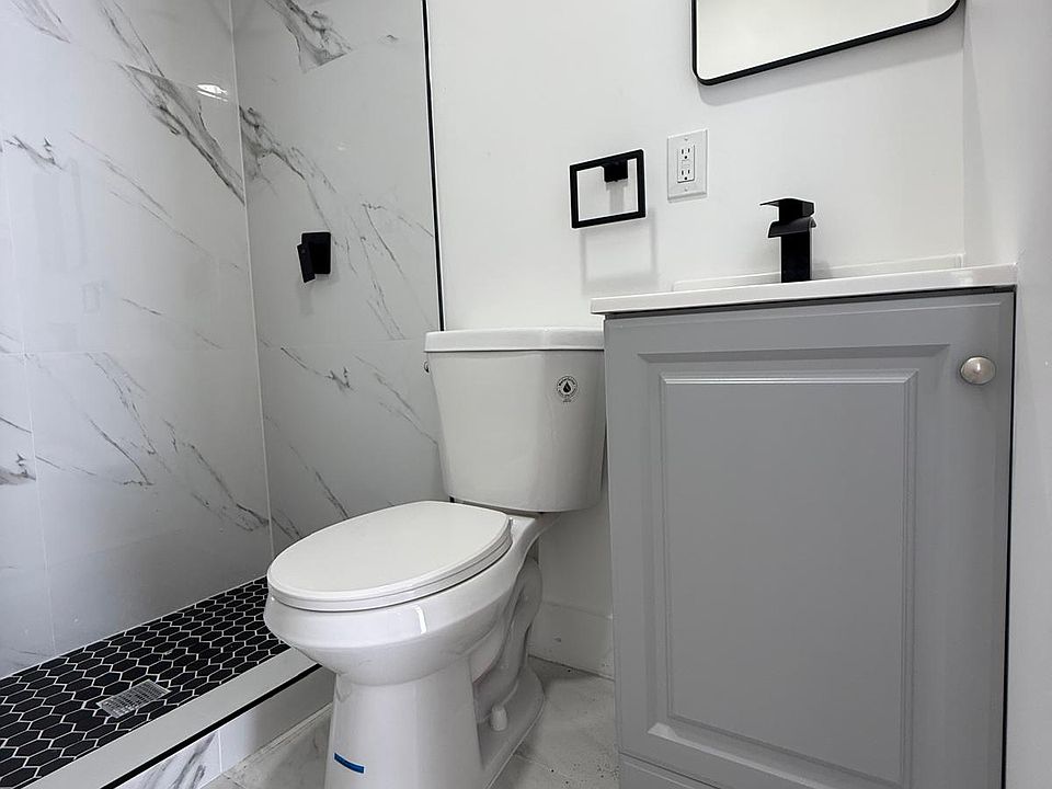 2nd image of 913 NW 46th St #5