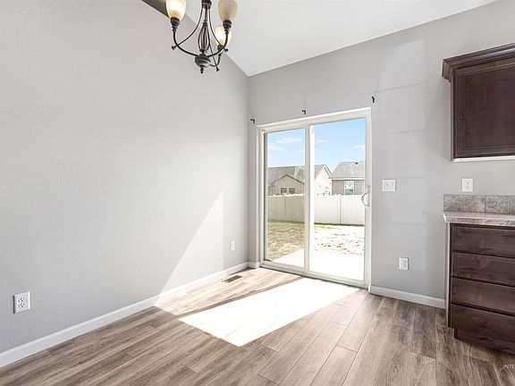 5th image of 381 Benno St