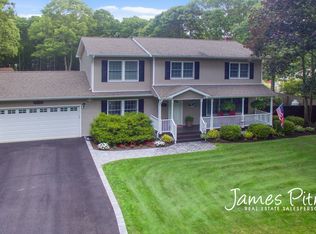 11 Eileen Ln, Manorville, NY 11949