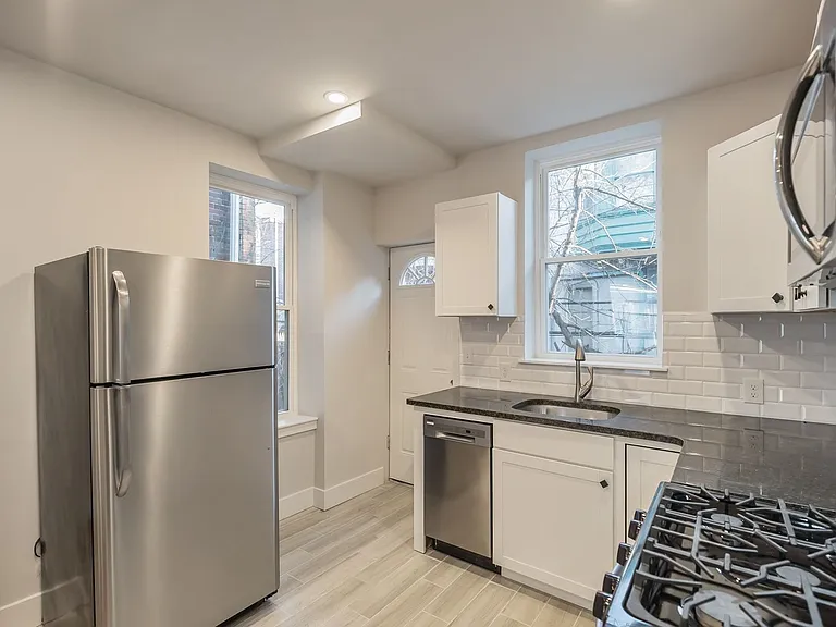 1227 S Peach St — Photo 4