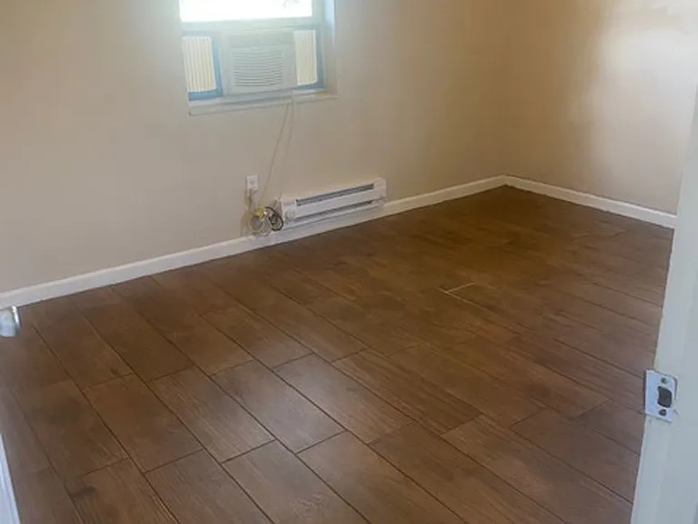 1162 Hampshire Ave — Photo 14