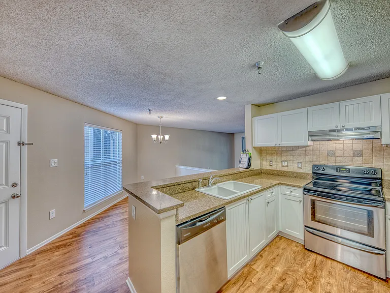 Palm Cove Apartments — Photo 31