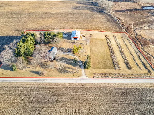 10421 Pine Rd, Leland, IL 60531
