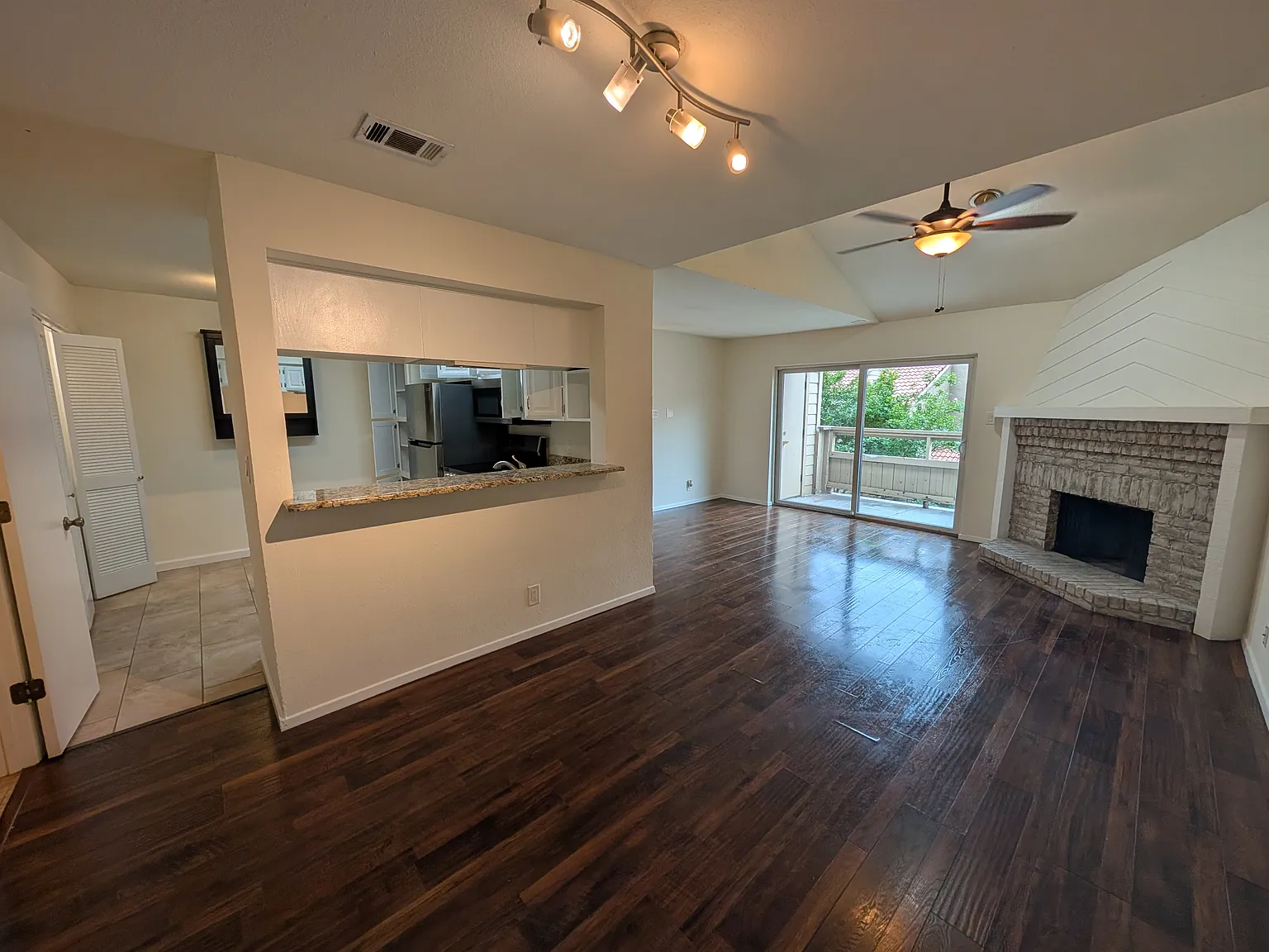 2 bed, 1.5 bath, 837 sqft, $1,550 — Photo 4