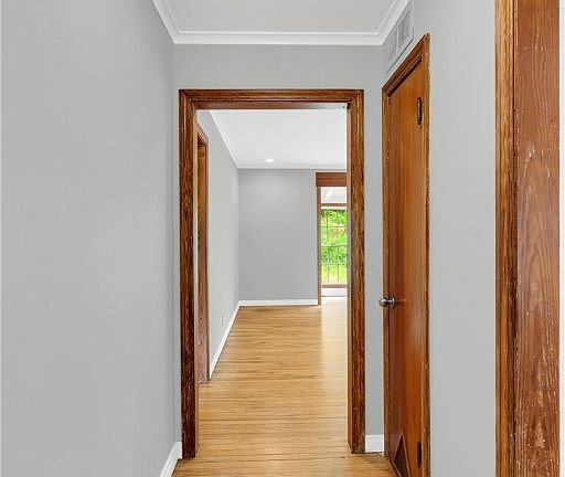 4th image of 808 N Woodlawn Dr