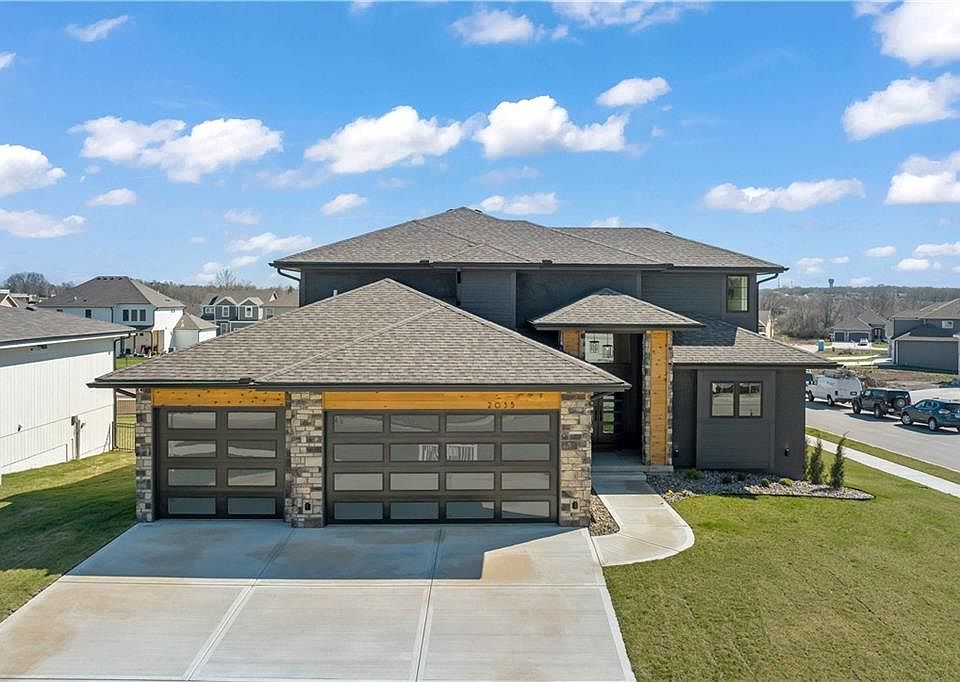 1st image of 2608 NE Woodland Oak Dr