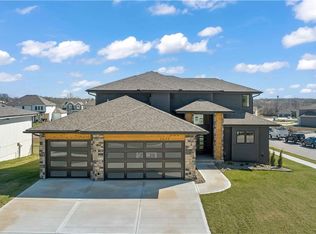 2608 NE Woodland Oak Dr, Lees Summit, MO 64086