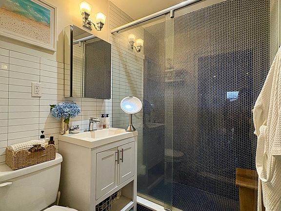 3rd image of 604 E 9th St APT 1