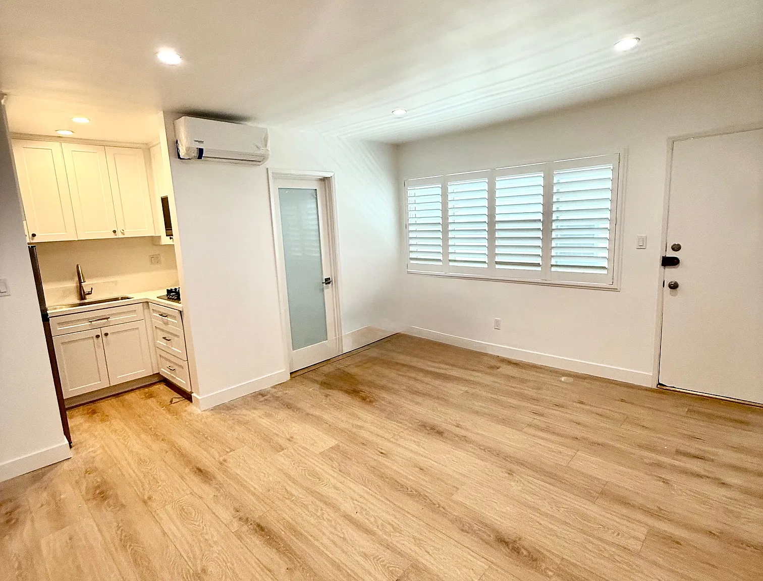 11748 Mayfield Ave — Photo 4