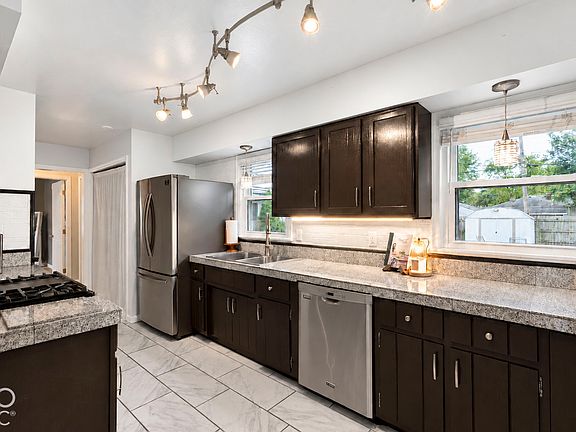 5th image of 215 Elva St