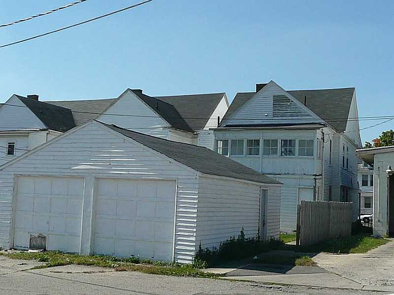 2nd image of 631-633 N Main St