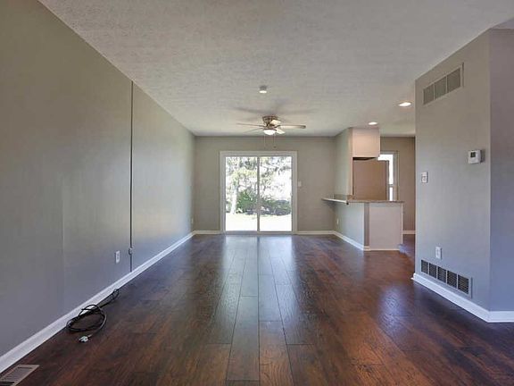 3rd image of 805 Mistletoe Ct