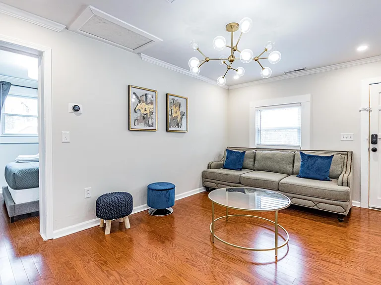 110 Jordan Ln — Photo 8
