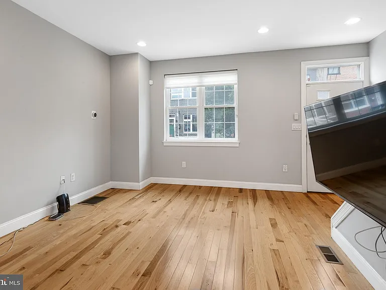 724 E Thompson St — Photo 8
