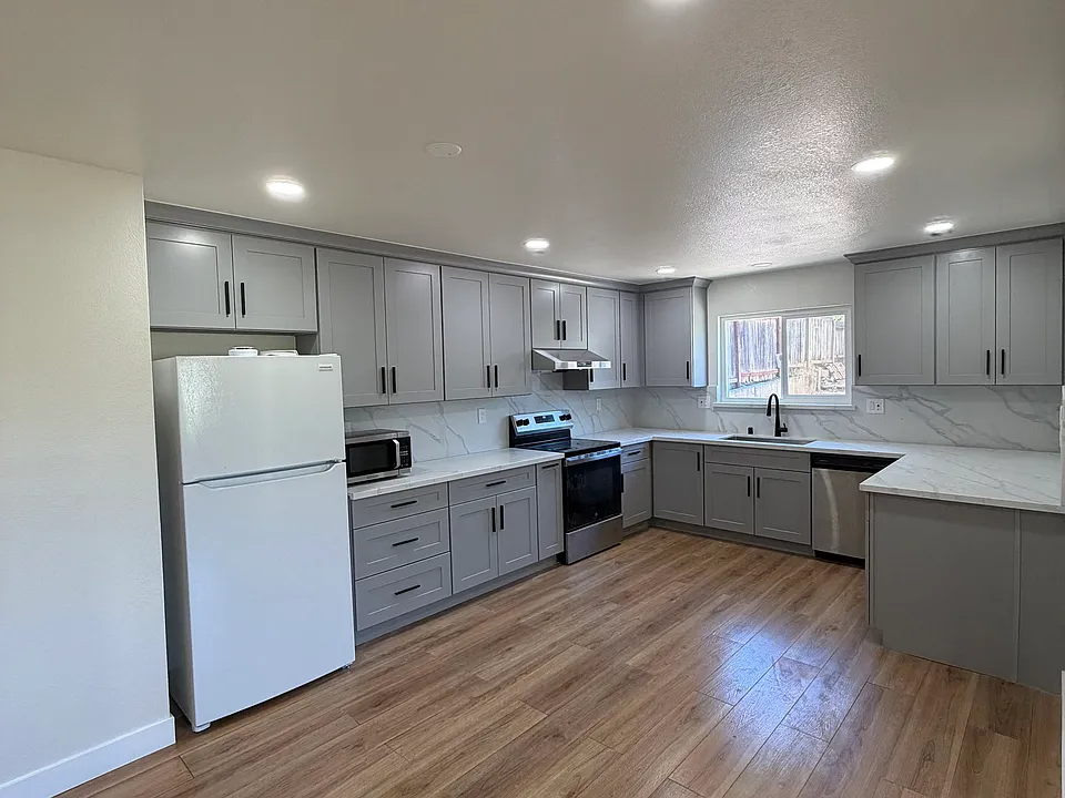 76 W 5th St #1