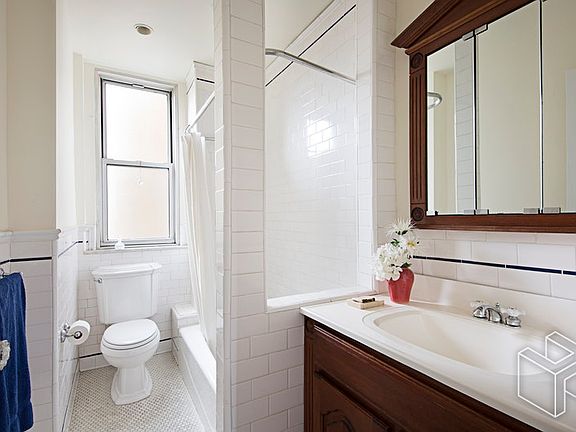 4th image of 2460 Broadway #81