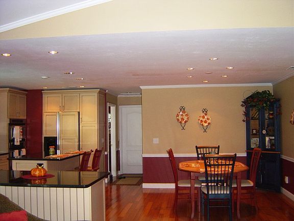 SPACIOUS DINING NOOK