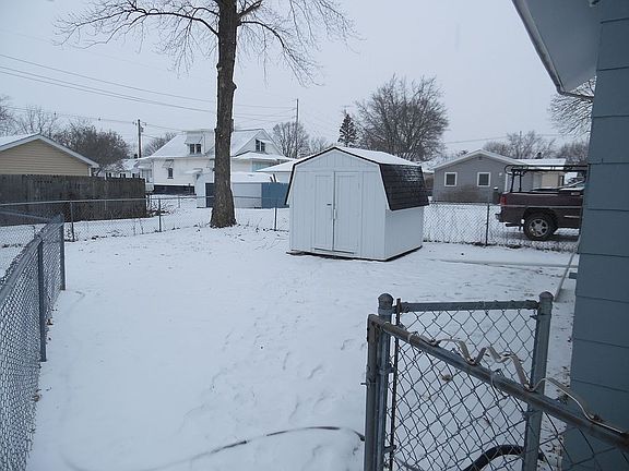 Fenced yard /storage shed