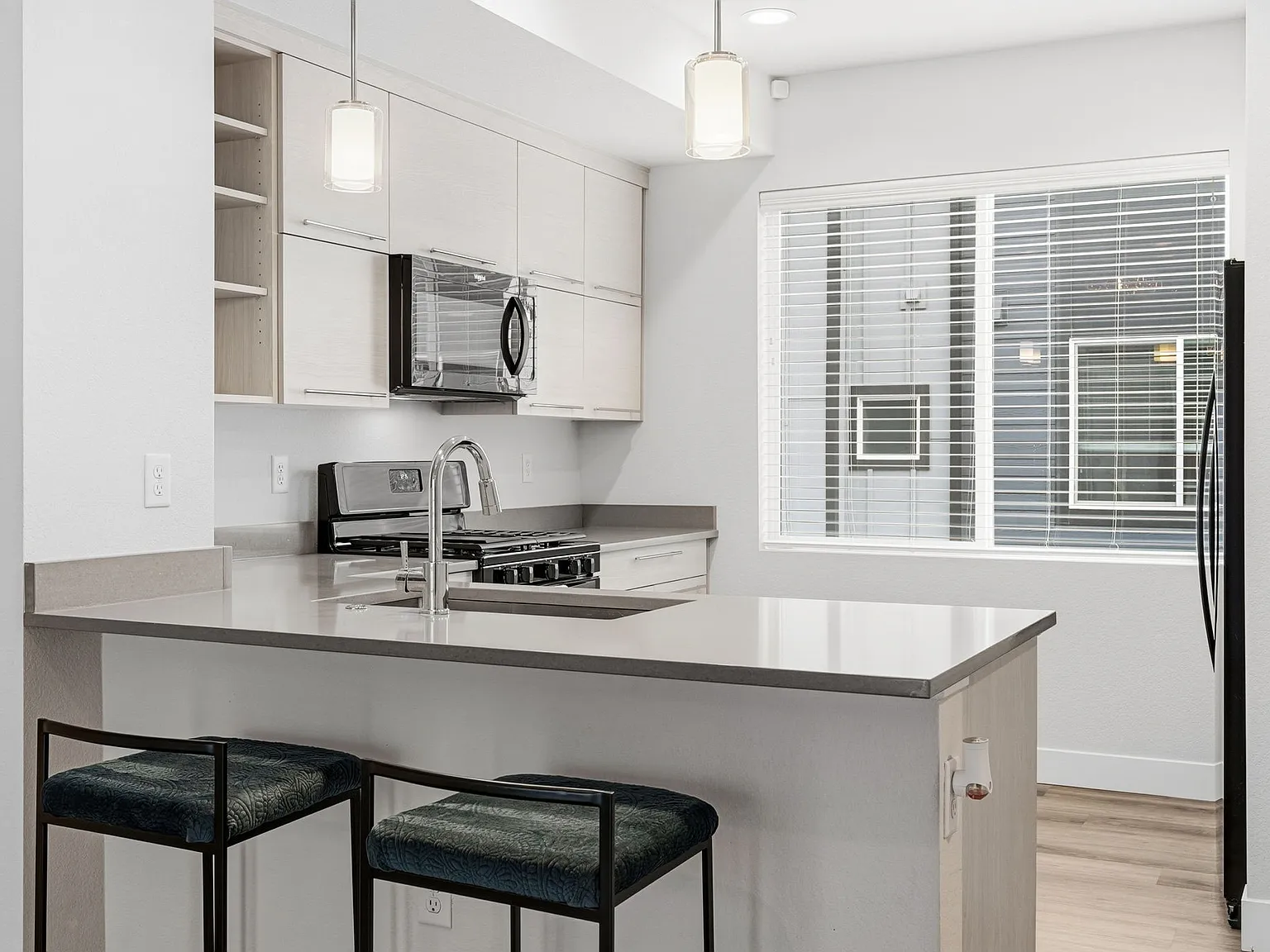2 bed, 2.5 bath, 1284 sqft, $2,650 — Photo 2