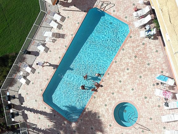 Community Pool & Jacuzzi