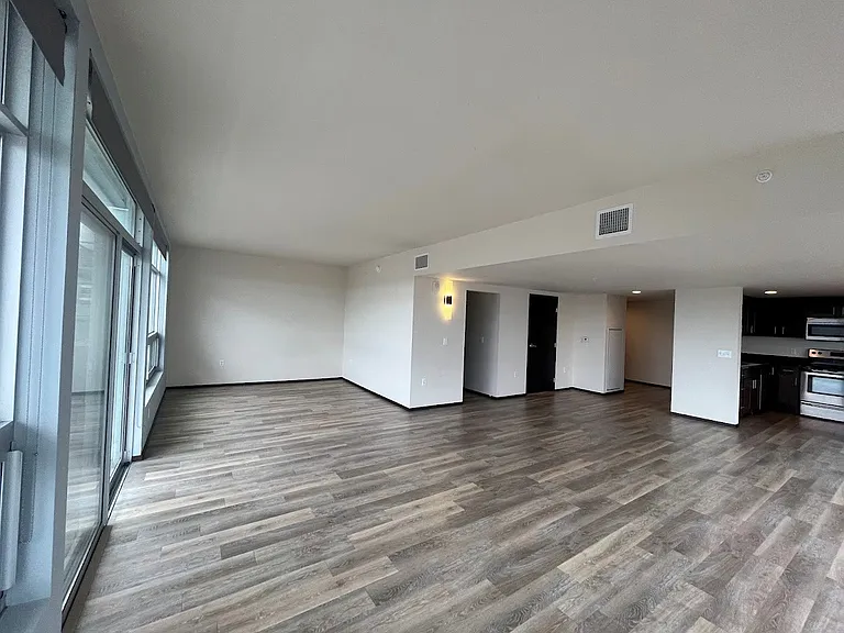 Galaxie High Rise Apartments — Photo 41