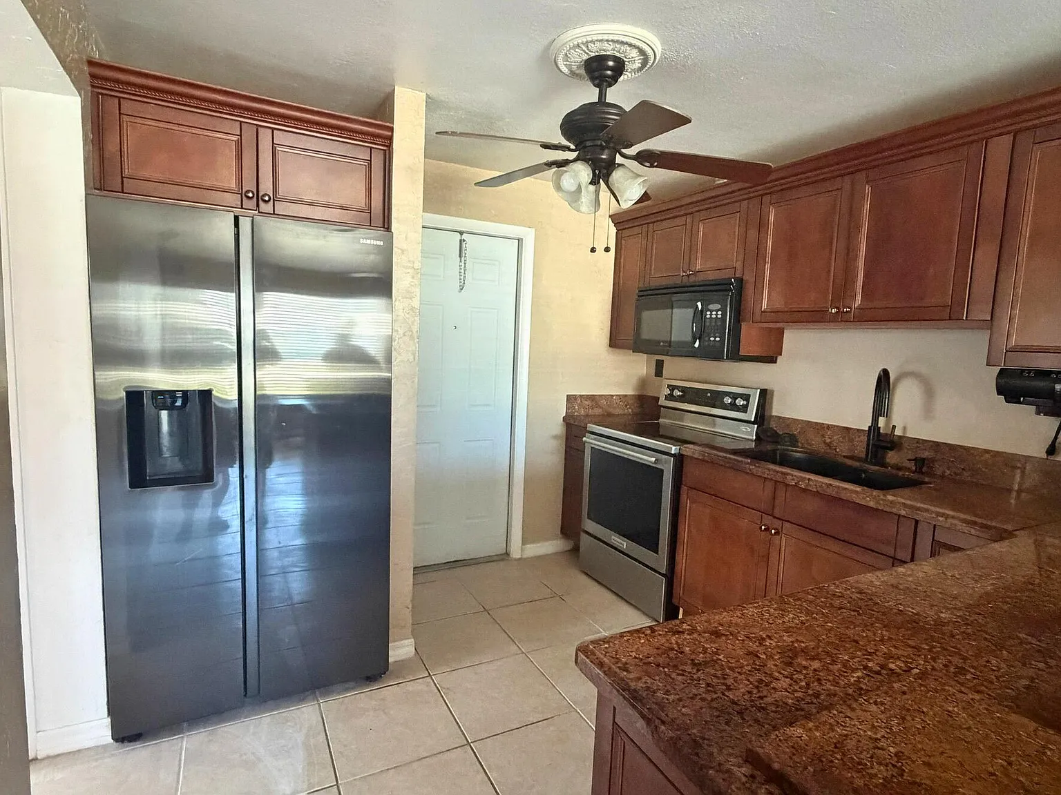 3 bed, 1.0 bath, 1159 sqft, $2,700 — Photo 3