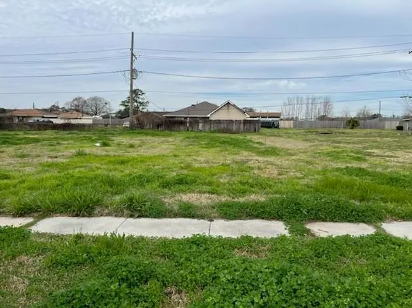 72 W Claiborne Sq, Chalmette, LA 70043