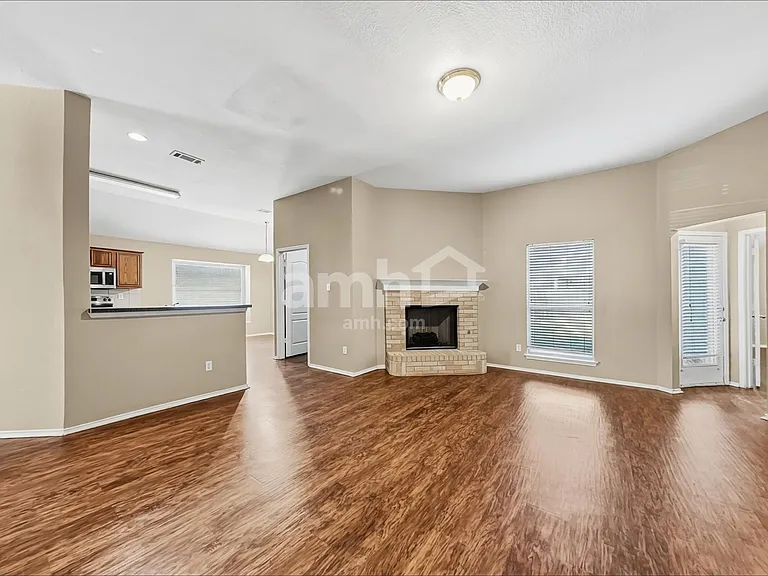 1120 Rio Bravo Dr — Photo 6